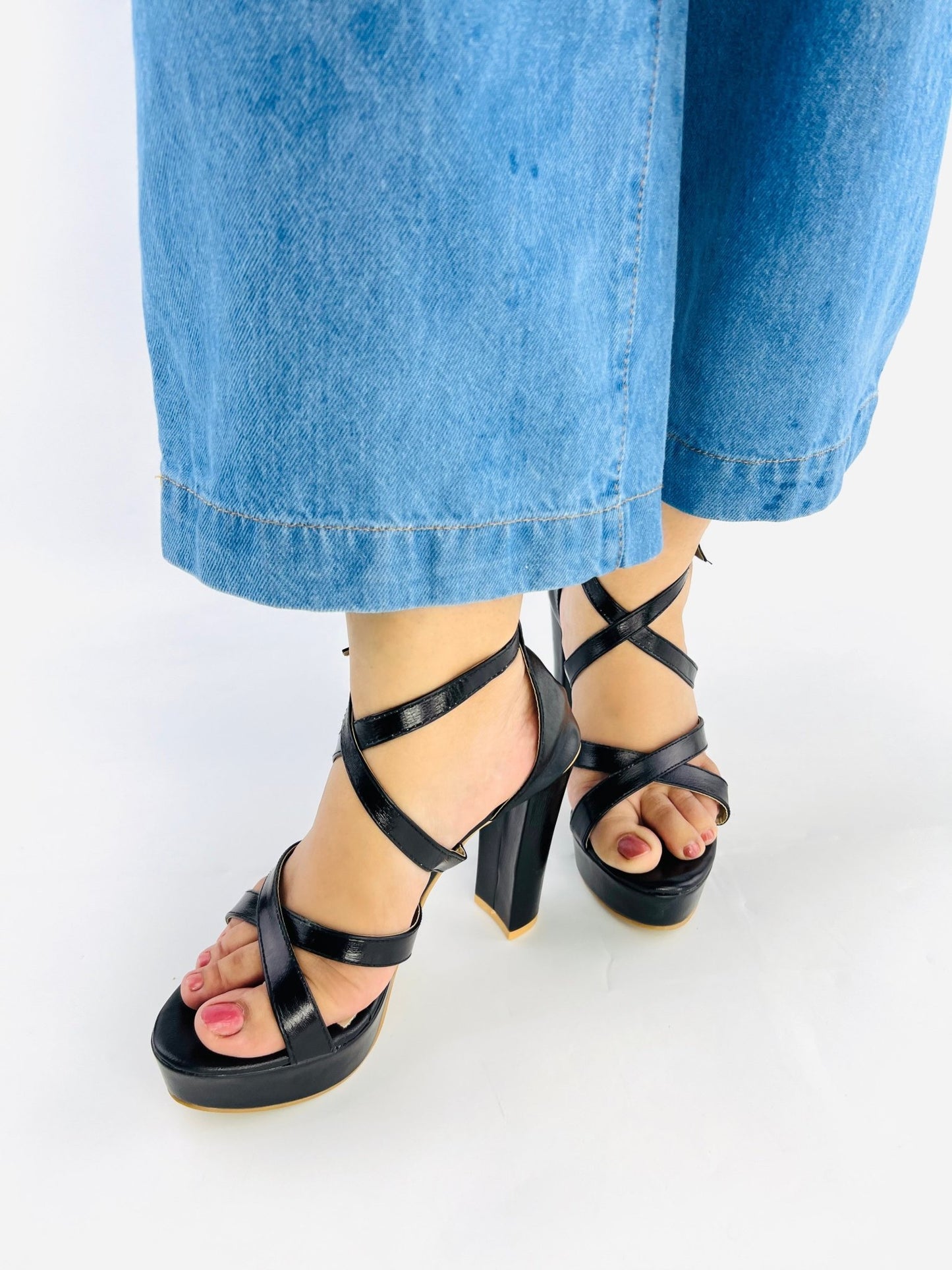 Strappy Black (11057) - Spunkz