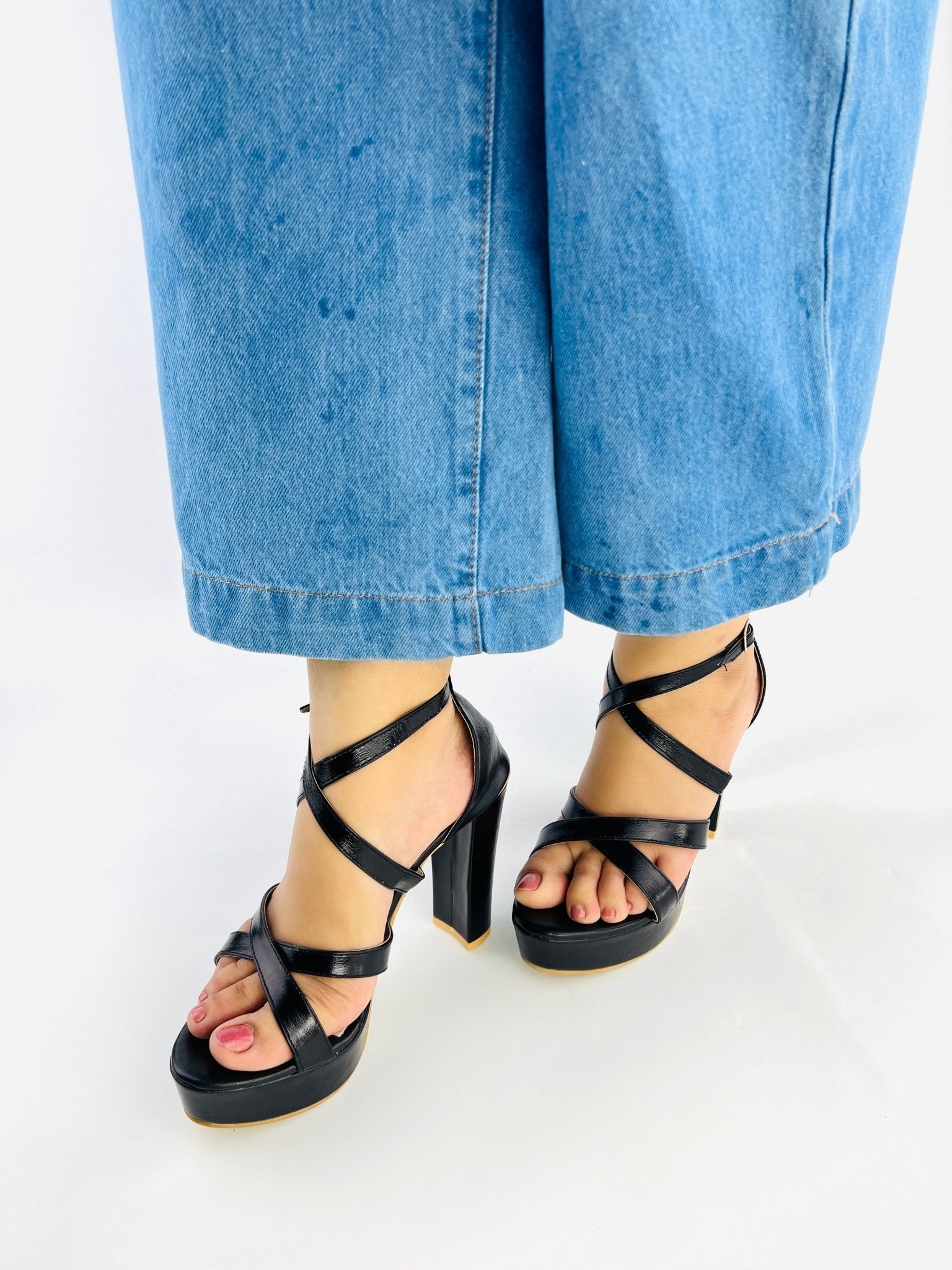 Strappy Black (11057) - Spunkz