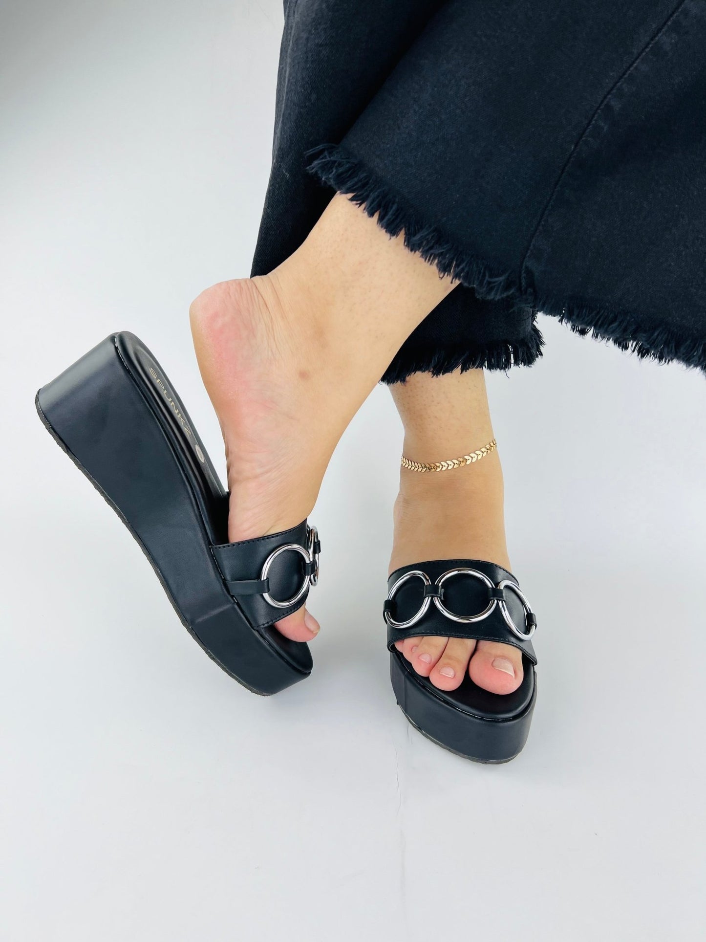 Chain Wedge Black (11041) - Spunkz