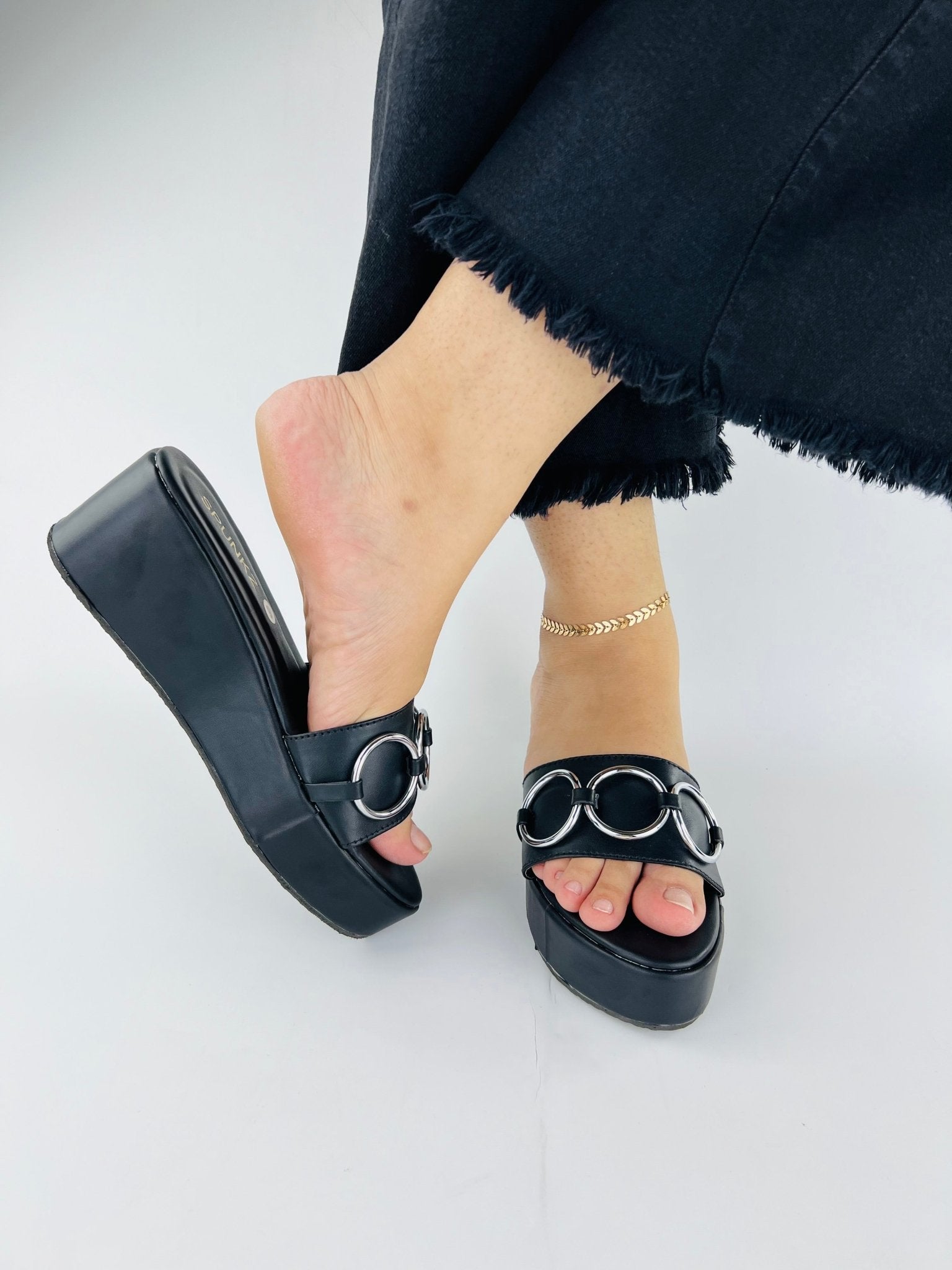 Chain Wedge Black (11041) - Spunkz