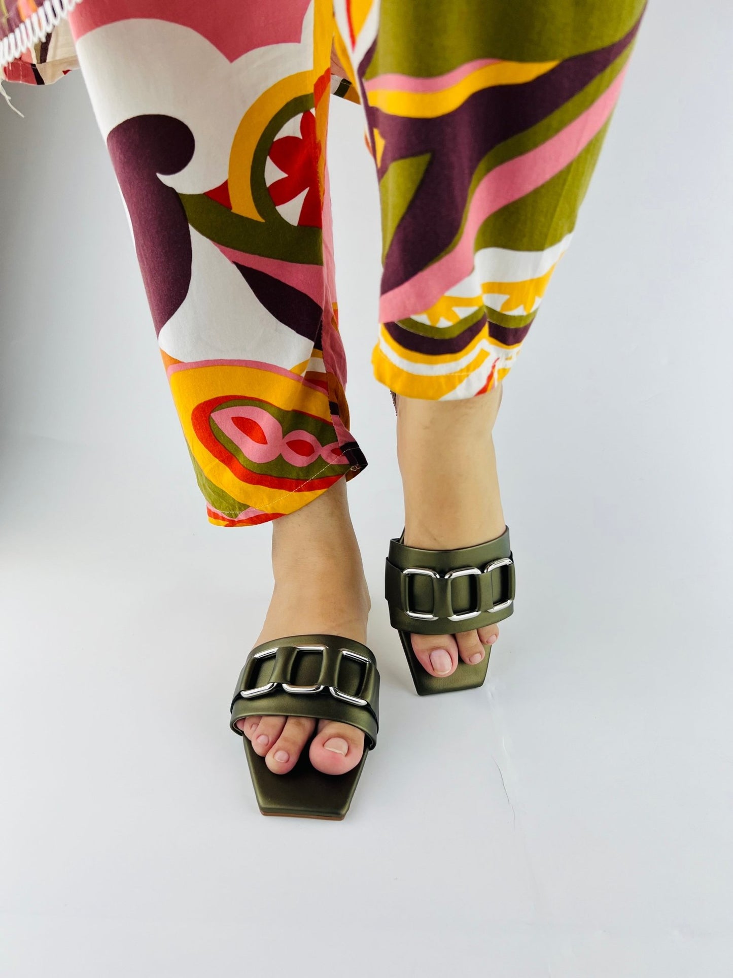 Chain Link Khaki Slippers - Spunkz