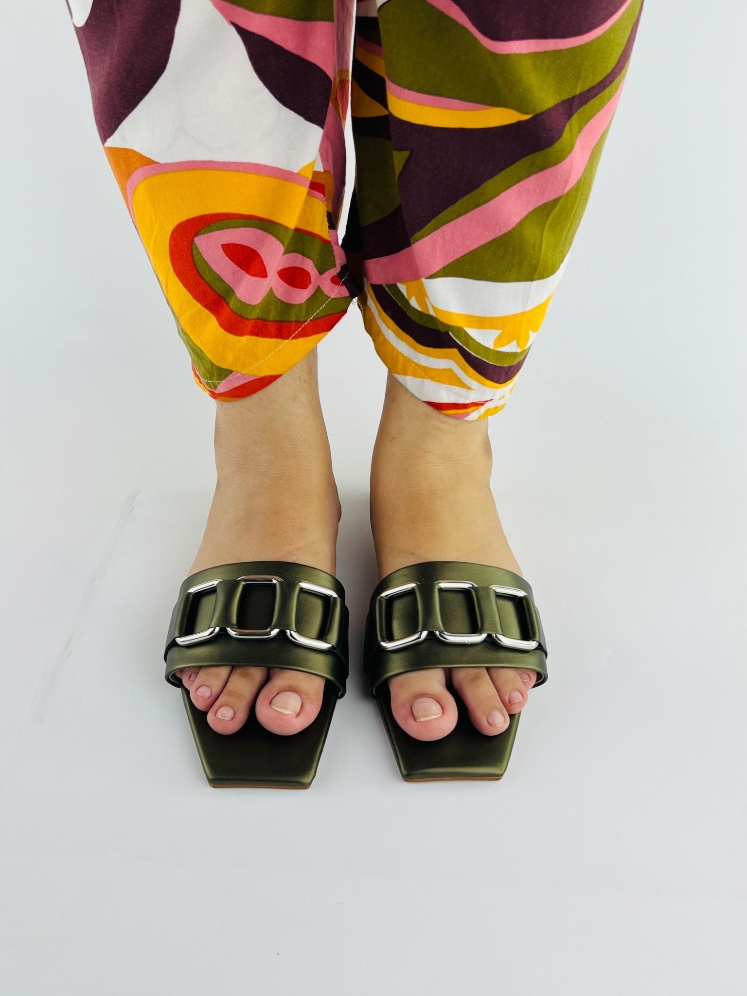 Chain Link Khaki Slippers - Spunkz