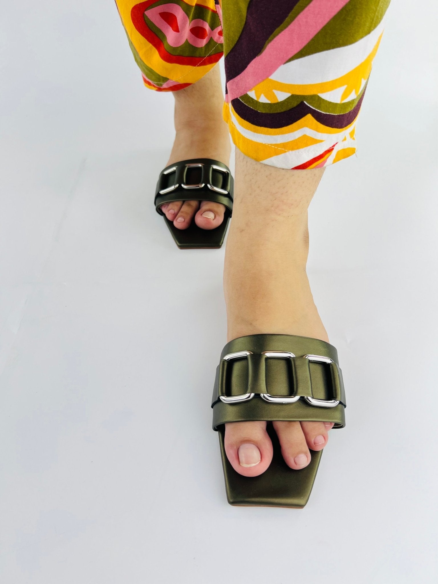 Chain Link Khaki Slippers - Spunkz