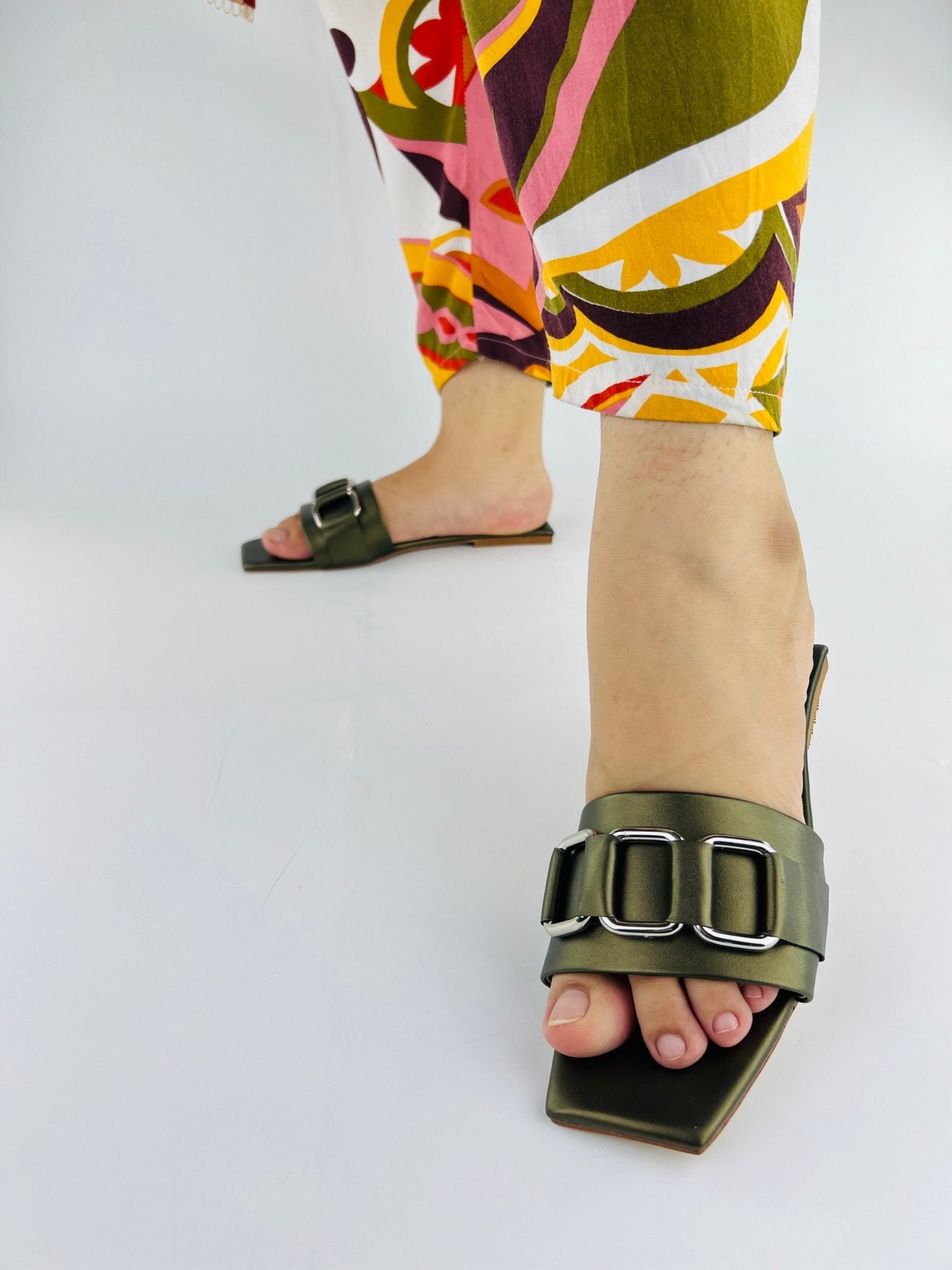 Chain Link Khaki Slippers - Spunkz