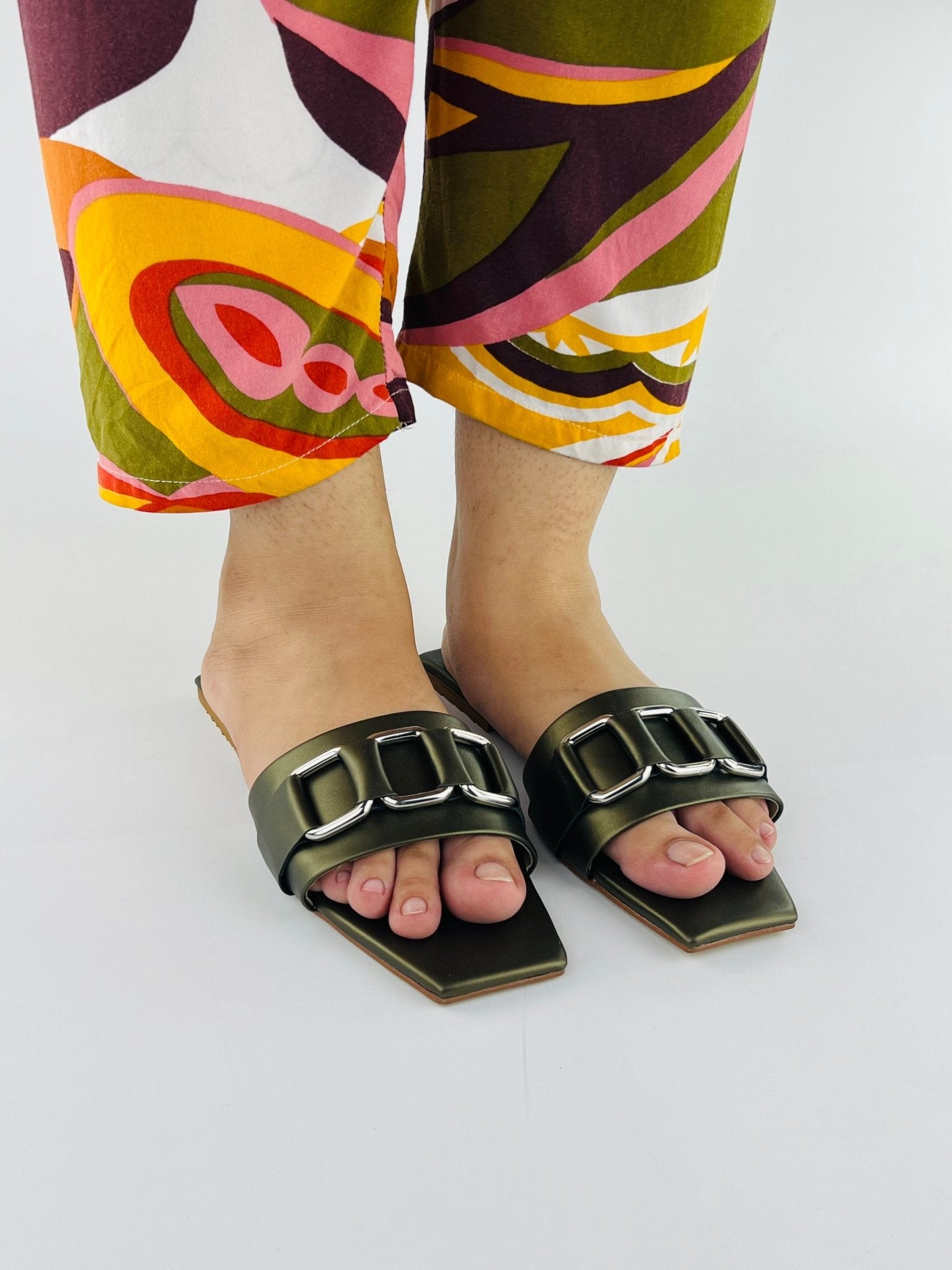 Chain Link Khaki Slippers - Spunkz