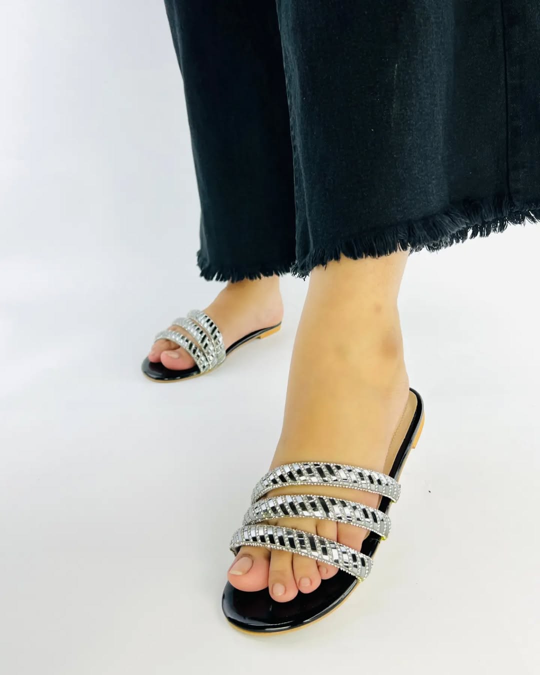 Cross Straps Slippers - Spunkz