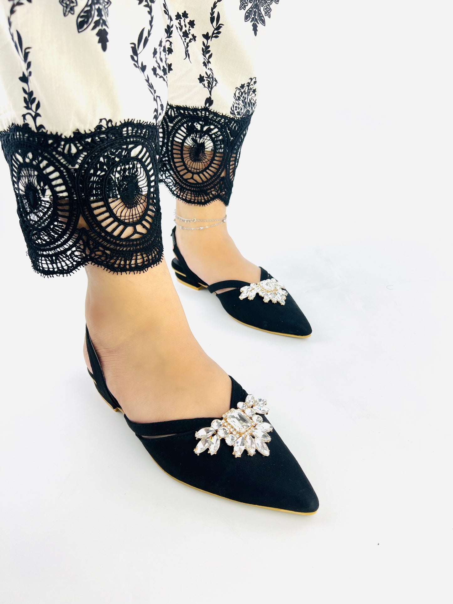 Spunkz Black Velvet Women Embellished Pointed Toe Flat Slingback Mules