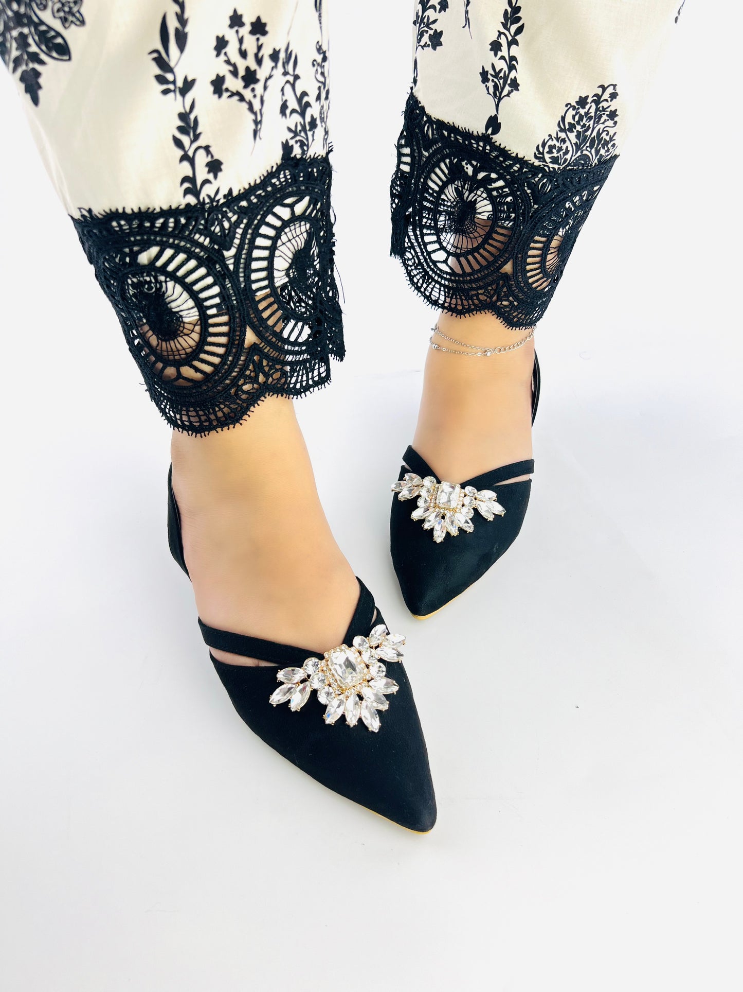 Spunkz Black Velvet Women Embellished Pointed Toe Flat Slingback Mules