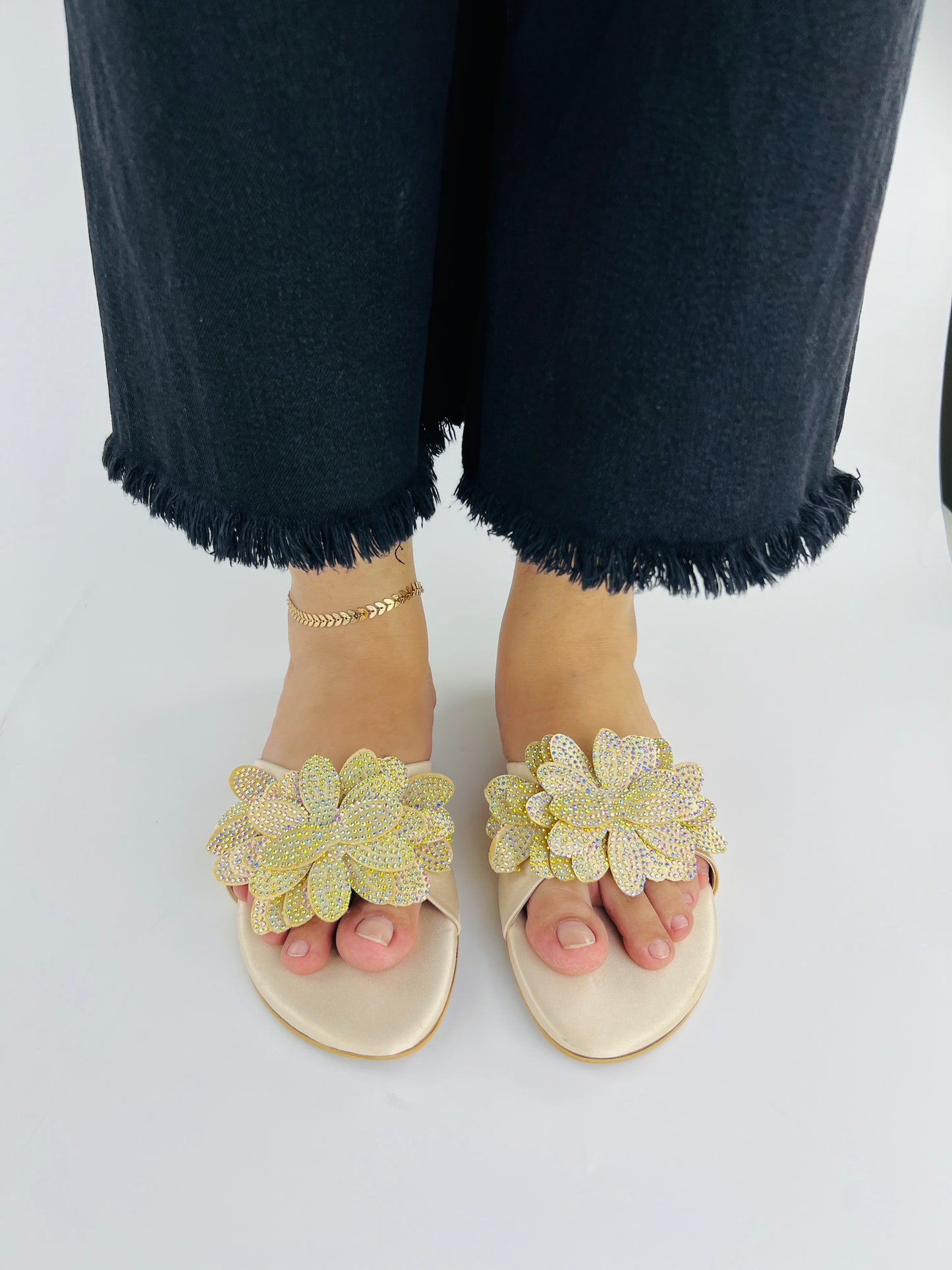 Melena shiny Diamante Blinky Flower Beige Flat Slides