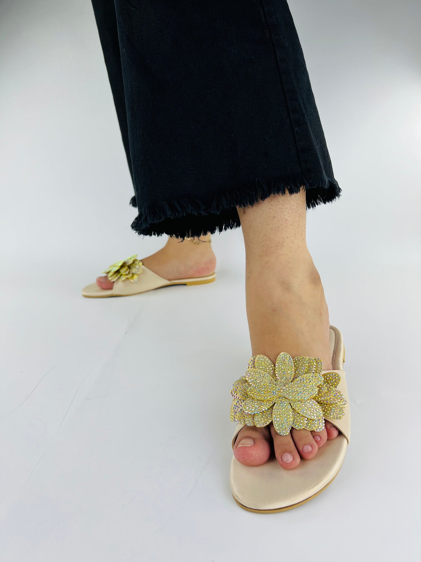 Melena shiny Diamante Blinky Flower Beige Flat Slides