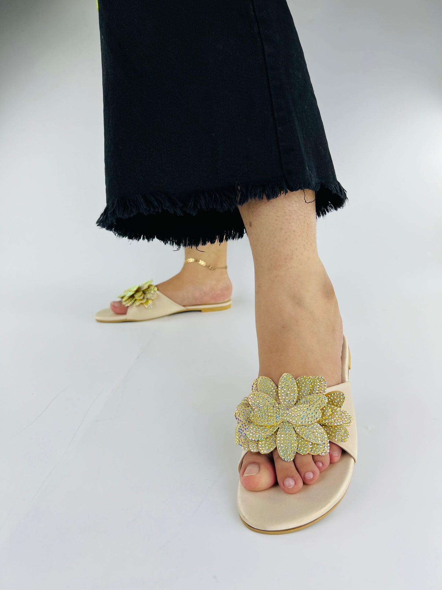 Melena shiny Diamante Blinky Flower Beige Flat Slides