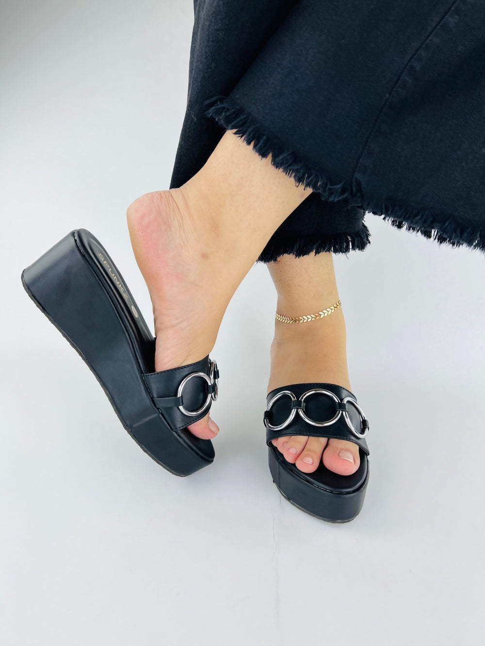 Chain Wedge Black (11041) - Spunkz