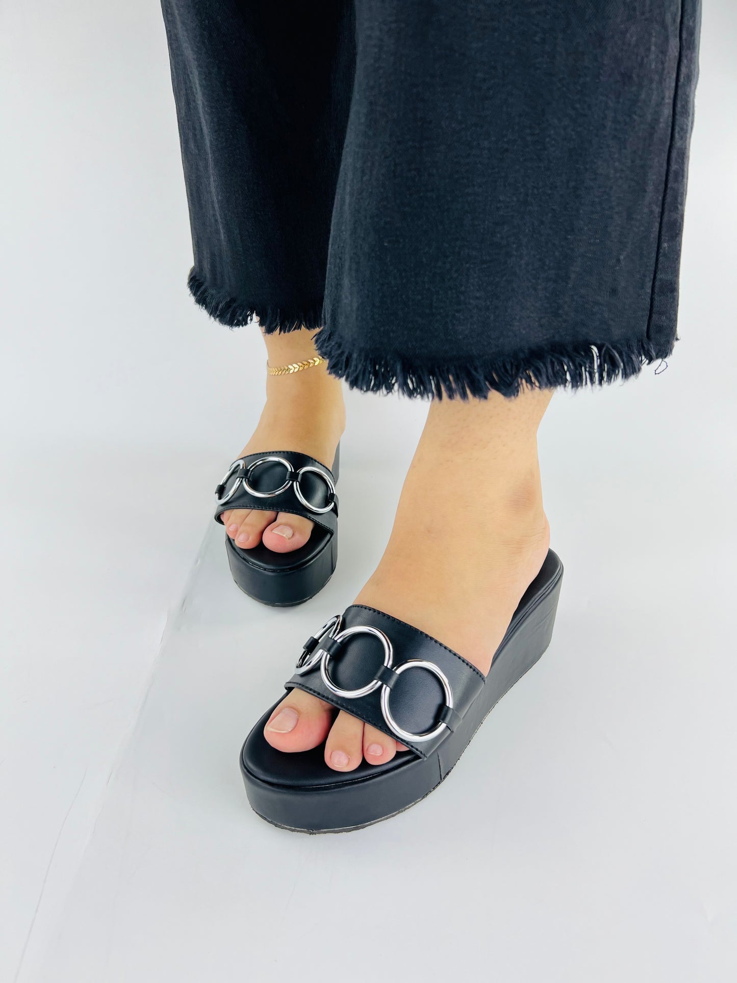 Spunkz Chain Link Wedge Slides in Black