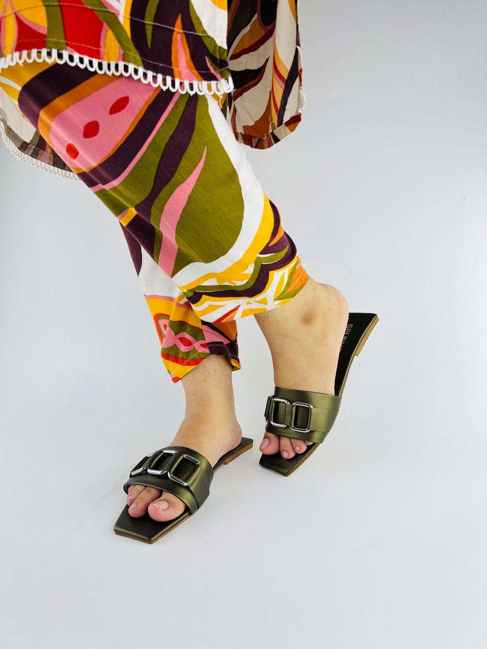 Chain Link Khaki Slippers - Spunkz