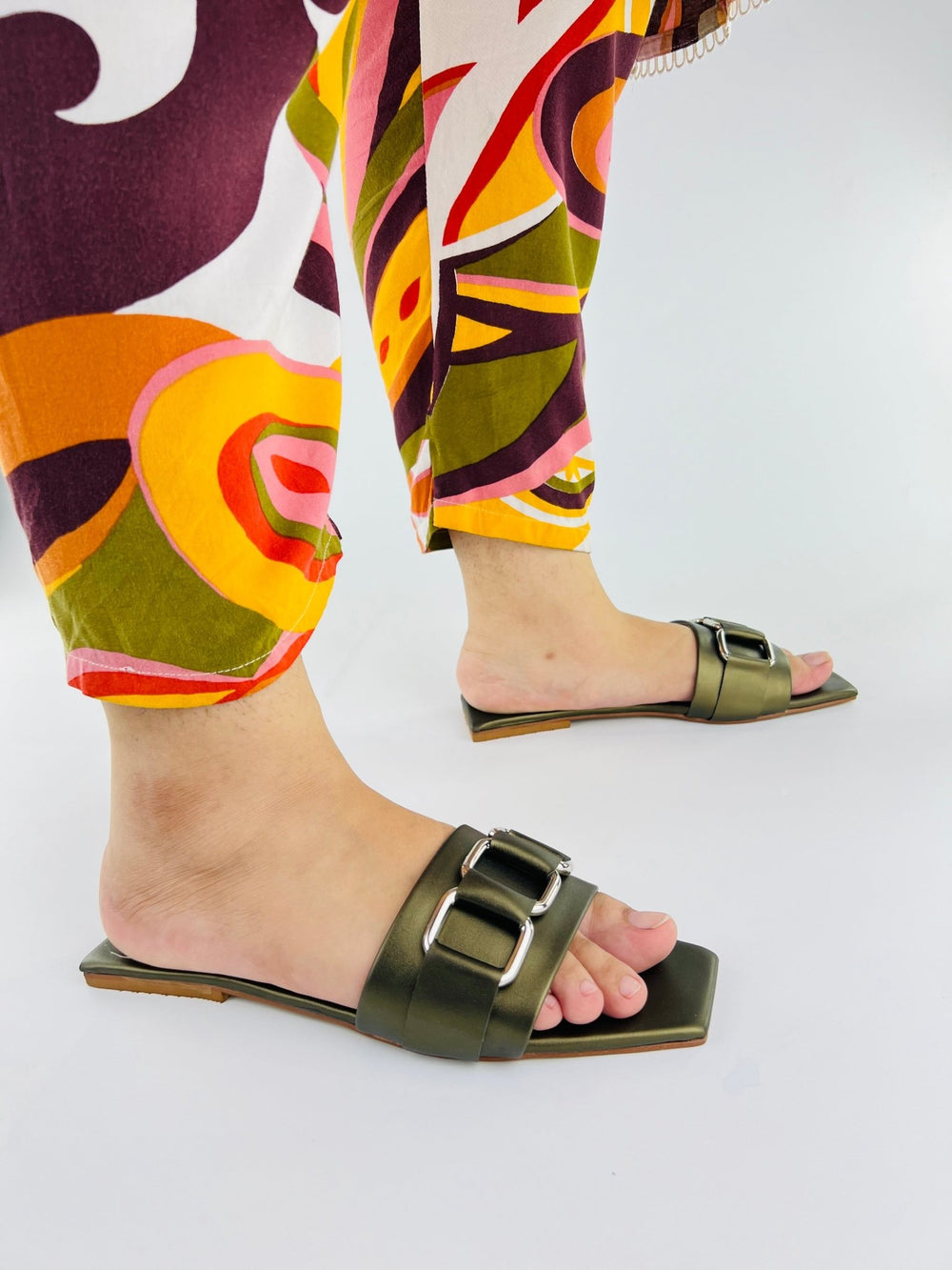 Chain Link Khaki Slippers - Spunkz