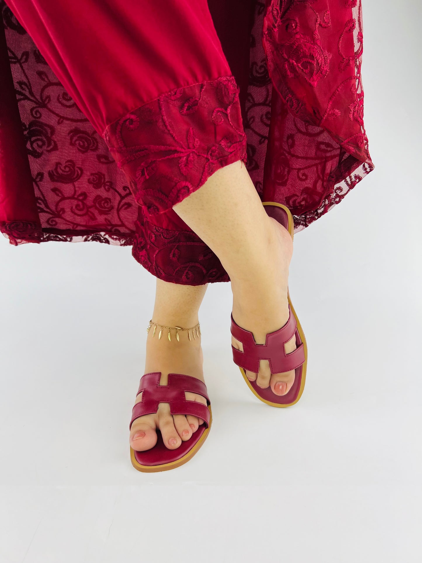 Hania Iconic H Style Oran Flat Slides in Maroon