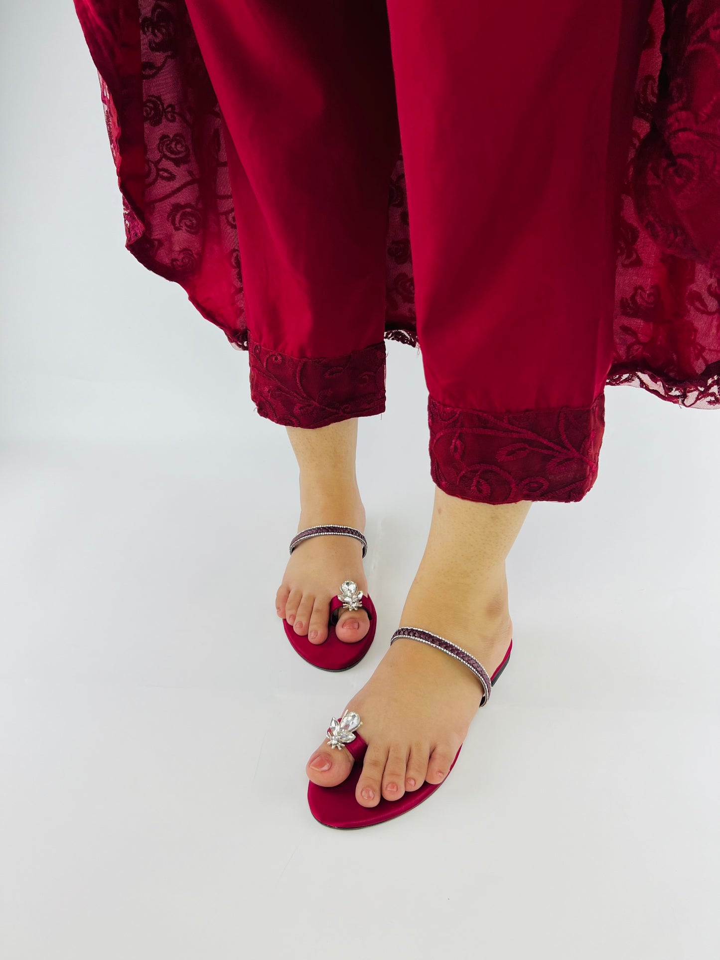 Maaya Toe Ring Diamond Bee Maroon Mash Scarlet Summer Flats