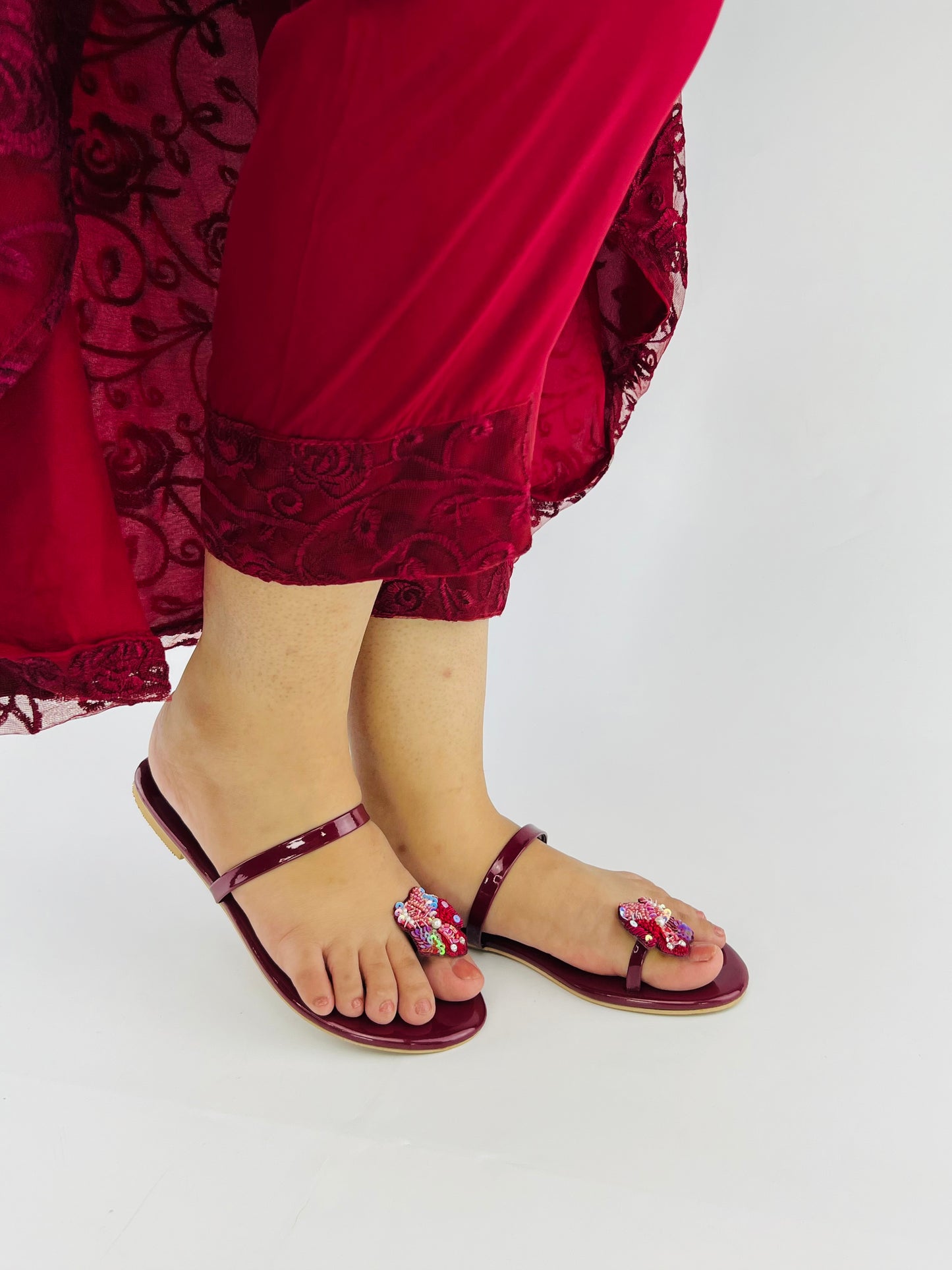 Spunkz Shiny Maroon Floral Toe Ring Fancy Flat Slippers