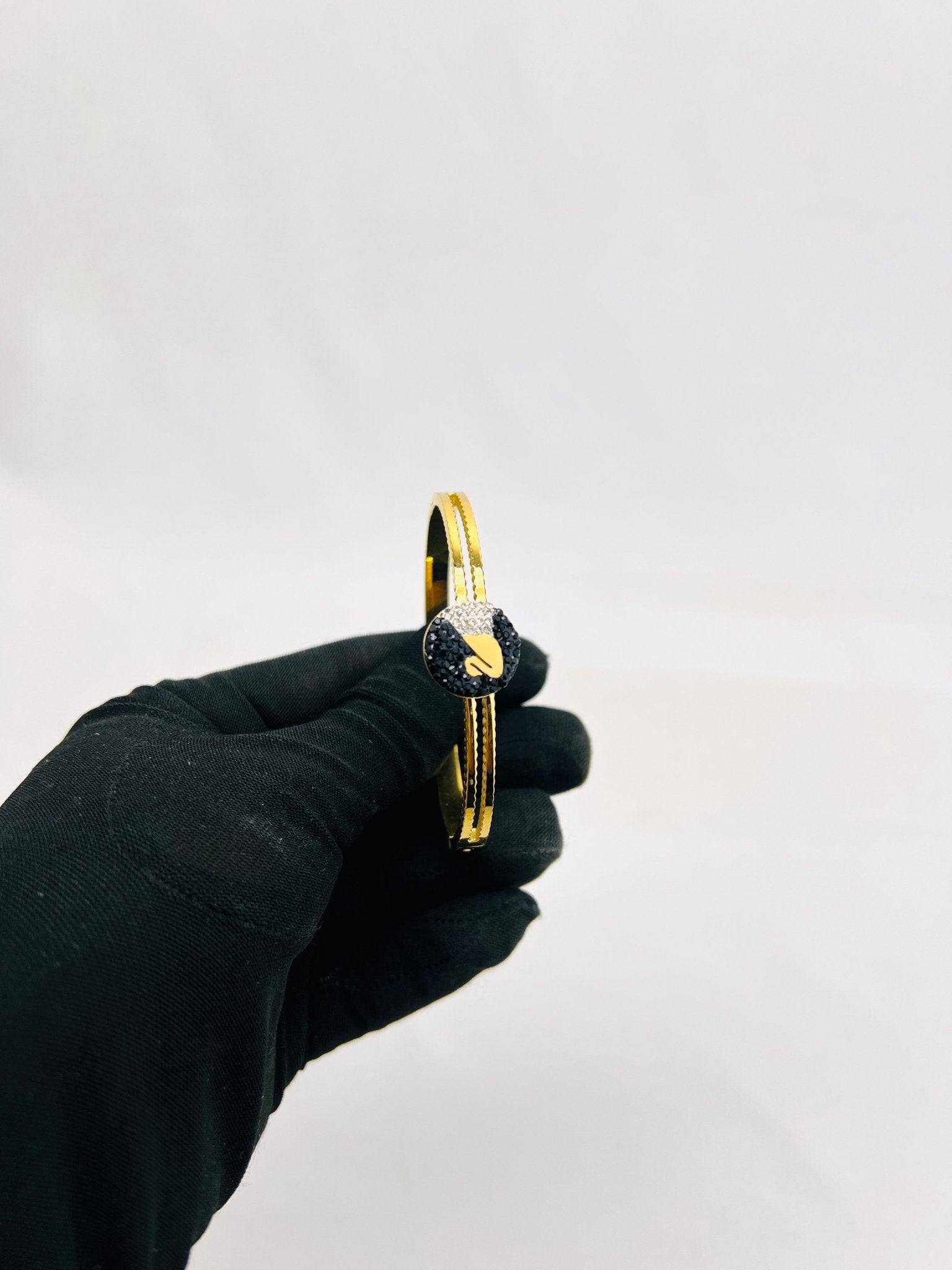 Gold Bracelets in Pakistan - Spunkz