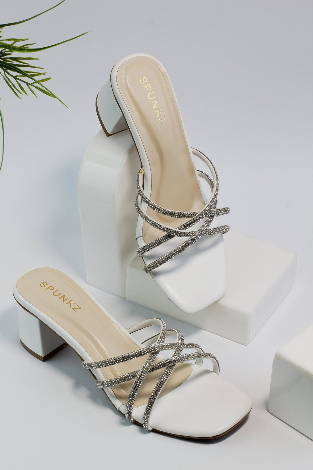 Alba White (11052) - Spunkz